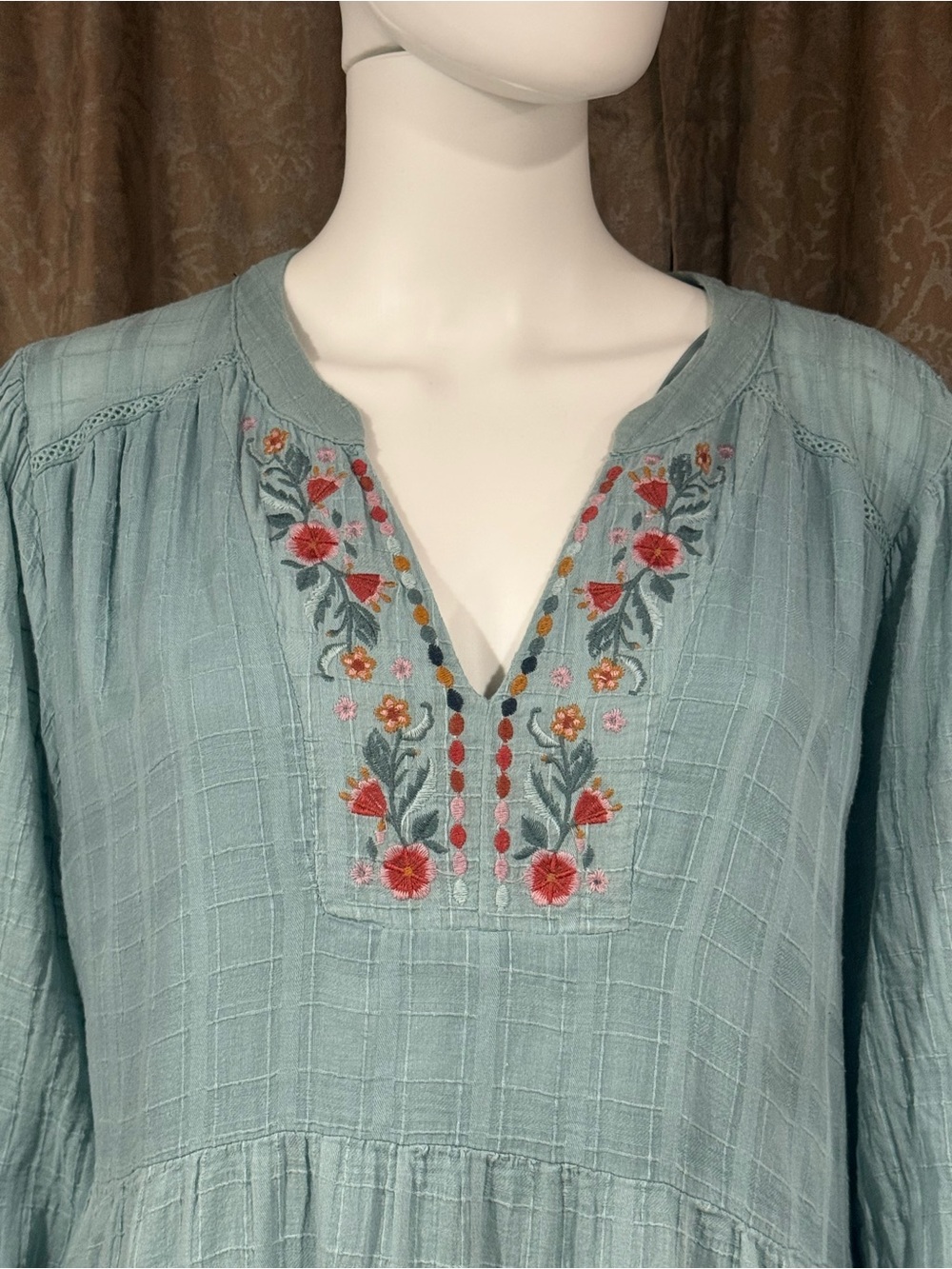 Knox Rose Seafoam Embroidered V-Neck Midi Dress - Picture 4 of 12